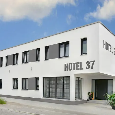 Hotel 37-3